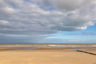 Dymchurch 'deki kumlu sahile bakıyorum, geç bir yaz gününde.