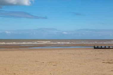 Dymchurch 'deki kumlu sahile bakıyorum, geç bir yaz gününde.