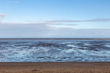 Kent kıyısındaki Littlestone sahilinden denize bakıyorum.