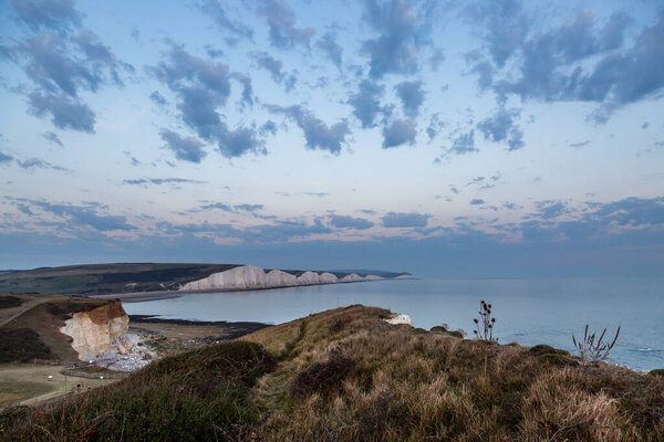 Вид на побережье Сассекса и скалы Семь Систеров на закате