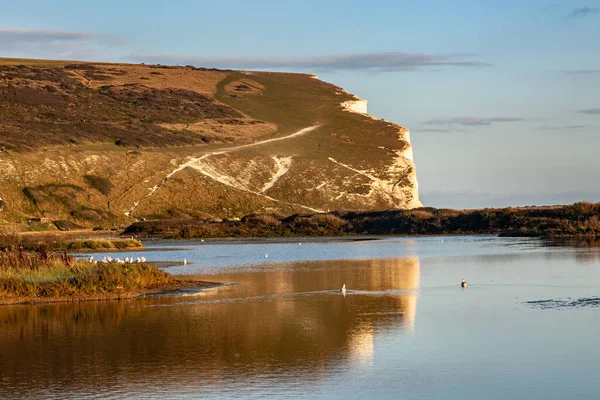 Haven Brow Cliff Odzwierciedlone Rzece Cuckmere Wybrzeżu Sussex — Zdjęcie stockowe