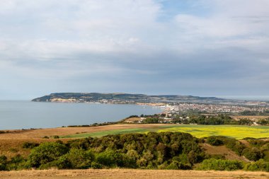 Bir Wight adası kıyı manzarası Culver Down 'dan Sandown' a bakıyor, bir yaz gününde.