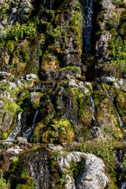 Güneşli bir günde kayalık bir şelalenin tam kare fotoğrafı.