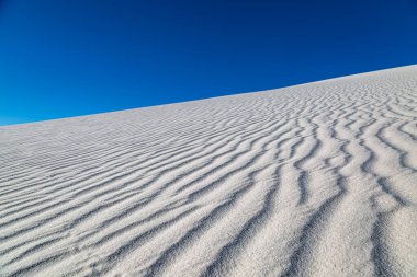 New Mexico 'daki White Sands Ulusal Parkı' nda beyaz kum tepelerinde dalgalanmalar.