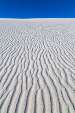New Mexico 'daki White Sands Ulusal Parkı' nda beyaz kum tepelerinde dalgalanmalar.