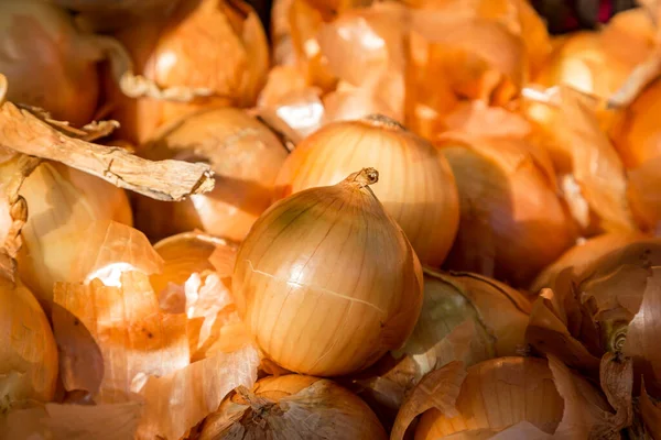 農家の市場の屋台で販売のための玉ねぎの完全なフレーム写真 — ストック写真