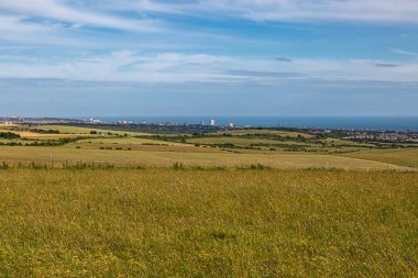 Güneşli bir yaz gününde, Brighton sahiline doğru Güney Tepeleri 'nden bir manzara.