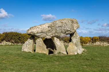 Carreg Samson, Pembrokeshire 'de neolitik bir bebek, gökyüzü mavi.
