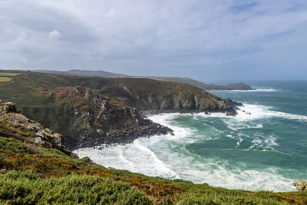 Zennor yakınlarındaki engebeli Cornish kıyı şeridi, dalgalar kayalara çarpıyor