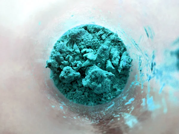Polvo Azul Taza Vidrio Tazón Con Ingrediente Cerca Gránulos Color — Foto de Stock