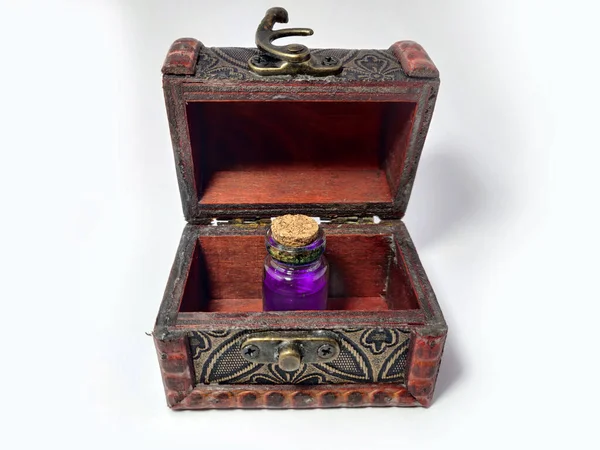 Caixa Madeira Com Poção Violeta Velho Caixão Tesouro Isolado Fundo — Fotografia de Stock