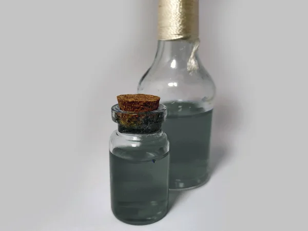 Drankjes Met Grijze Vloeistof Alchemie Met Kolven Kleine Glazen Flessen — Stockfoto