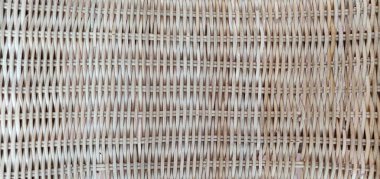 Uzayda siyah turuncu altın top. Pembe arka planda izole. Siyah ve beyazın kontrastının soyut, geleceksel görüntüsü. 3B görüntüleme, illüstrasyon.