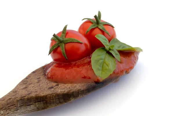 Molho Tomate Vermelho Colher Madeira Com Tomate Cereja Manjericão Sobre — Fotografia de Stock