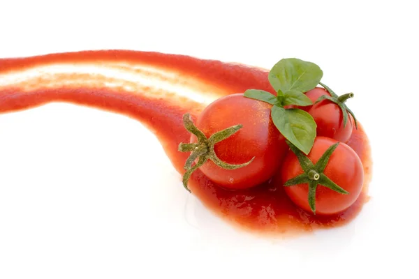 番茄酱上的西红柿 在白色背景上分离的罗勒酱汁的线迹 意大利面食图片设计 — 图库照片
