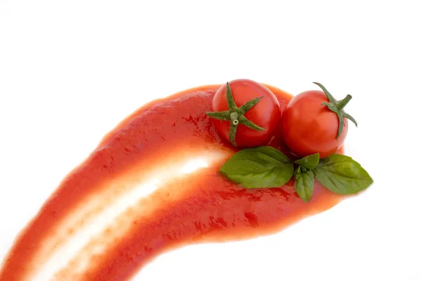 토마토 토마토 배경에 바질로 소스가 줄줄이 늘어서 있습니다 파스타를 이탈리아 — 스톡 사진