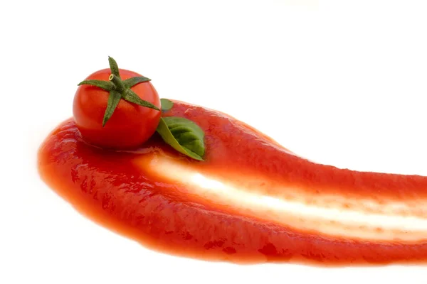 番茄酱上的西红柿 在白色背景上分离的罗勒酱汁的线迹 意大利面食图片设计 — 图库照片
