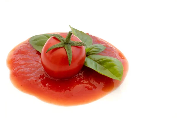 Tomates Molho Tomate Rastro Linha Molho Com Manjericão Isolado Fundo — Fotografia de Stock
