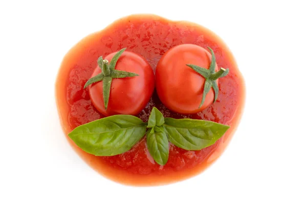 Tomates Sur Sauce Tomate Ligne Sentier Sauce Avec Basilic Isolé — Photo