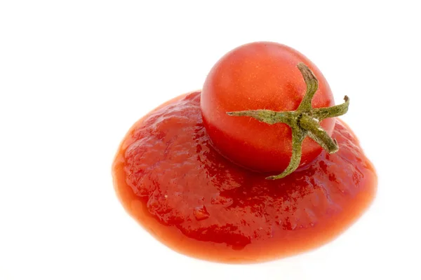 Tomatoes Tomato Sauce Line Trail Sauce Basil Isolated White Background — Stock Photo, Image