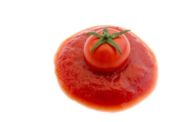 Tomates Sur Sauce Tomate Ligne Sentier Sauce Avec Basilic Isolé — Photo