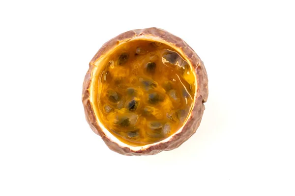 马库亚切割成两半的小玻璃杯状果皮 果皮呈白色 叶背白色 有果汁和种子的番石榴果 — 图库照片
