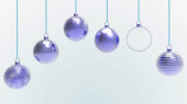 Modré vánoční koule s bílým pozadím. barevné vánoční koule pro vánoční stromeček, vánoční sklo, kovové a plastové kuličky. Skupina Baubles závěsné prázdninové dekorace šablony. 3D vykreslení ilustrace