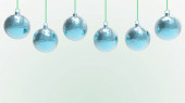 Azure vánoční koule s azurovým pozadím. barevné vánoční koule pro vánoční stromeček, vánoční sklo, kovové a plastové kuličky. Skupina Baubles závěsné prázdninové dekorace šablony. 3D vykreslení ilustrace