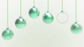 Zelené vánoční koule s bílým pozadím. barevné vánoční koule pro vánoční stromeček, vánoční sklo, kovové a plastové kuličky. Skupina Baubles závěsné prázdninové dekorace šablony. 3D vykreslení ilustrace
