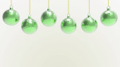 Zelené vánoční koule s bílým pozadím. barevné vánoční koule pro vánoční stromeček, vánoční sklo, kovové a plastové kuličky. Skupina Baubles závěsné prázdninové dekorace šablony. 3D vykreslení ilustrace
