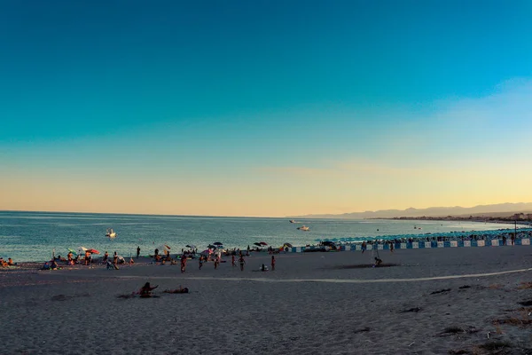 Playa Italiana Con Mar Gente Jugando Bañándose Lido Una Playa —  Fotos de Stock