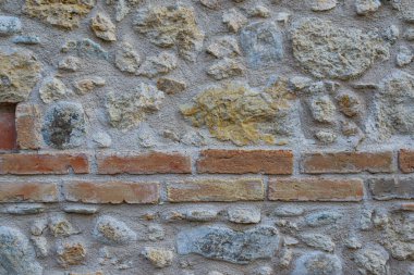 Taş, tuğla ve betondan yapılmış eski duvar dokusu