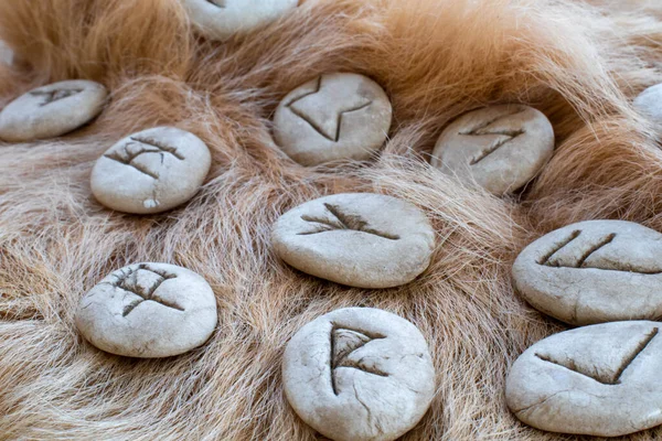 Kürkündeki taş mühürler. Futhark Viking alfabesi. İskandinav rünlerinin fotoğrafını kapat.