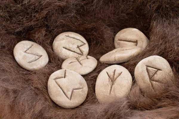 Kürkündeki taş mühürler. Futhark Viking alfabesi. İskandinav rünlerinin fotoğrafını kapat.