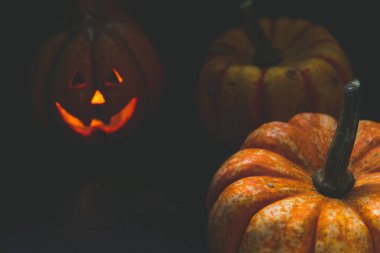 Ahşap arka planda Cadılar Bayramı balkabağı kabağı kabağı feneri