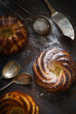 Kır evi kekleri üzerine şeker tozu serpiştirilmiş.