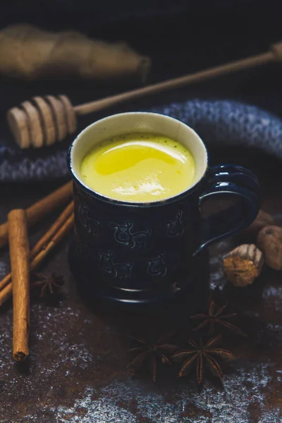 Bir fincan altın süt, zerdeçal ve baharatlı geleneksel kışkırtıcı içecek.