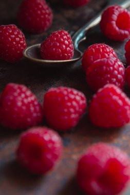 Yaz meyvesi arkaplanı, ahududu böğürtlen kapağı
