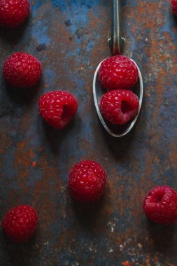 Masadaki kaşıkta taze ahududu, yemek arkaplanı.
