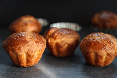 Siyah bir masada akşam yemeği için tatlı kek değil, yemek fotoğrafçılığı.