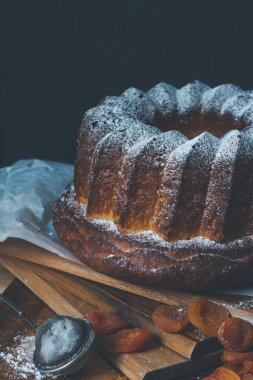 Kurutulmuş kayısılı süzme peynir keki, yemek fotoğrafçılığı.