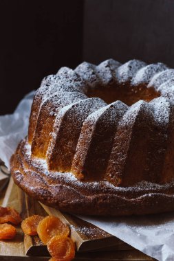 Çay molası için kurutulmuş kayısılı süzme peynirli kek mi? Kopyalama alanı ile
