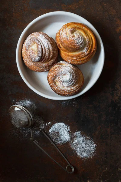 Jast Gebakken Cruffins Bedekt Met Suikerpoeder Een Witte Plaat Voedsel — Stockfoto