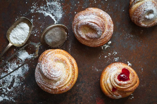 Cruffin Bullar Med Hallon Fyllning Ett Mörkt Bord — Stockfoto