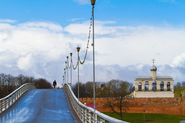 Одинокая Женщина Мосту Идущая Новгородскому Кремлю Время Изоляции Ковид — стоковое фото