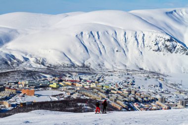 Rusya, 22 Mart 2020 Umptek Vadisi 'ndeki Kirovsk şehri, Rusya