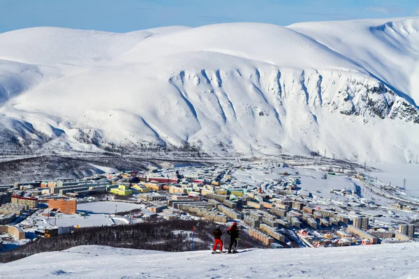 Rusya, 22 Mart 2020 Umptek Vadisi 'ndeki Kirovsk şehri, Rusya