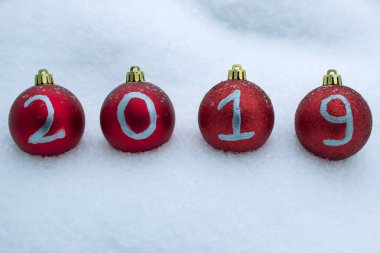 Noel topları ile arka plan kar üzerinde yazıt 2019