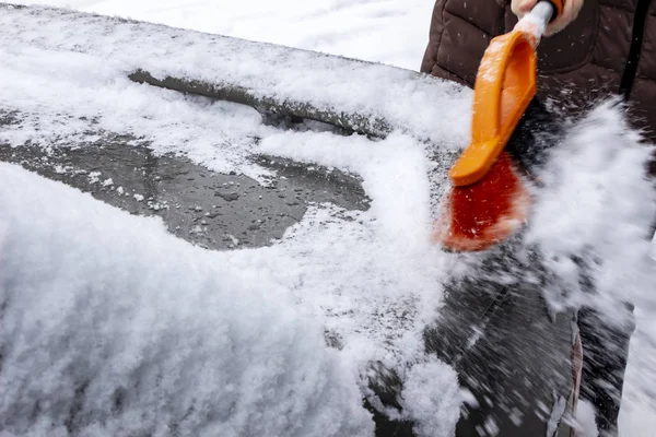 Женщина Чистит Машину Снега Закрывает — стоковое фото