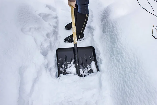 人をきれいに通り クローズ アップの雪のシャベル — ストック写真